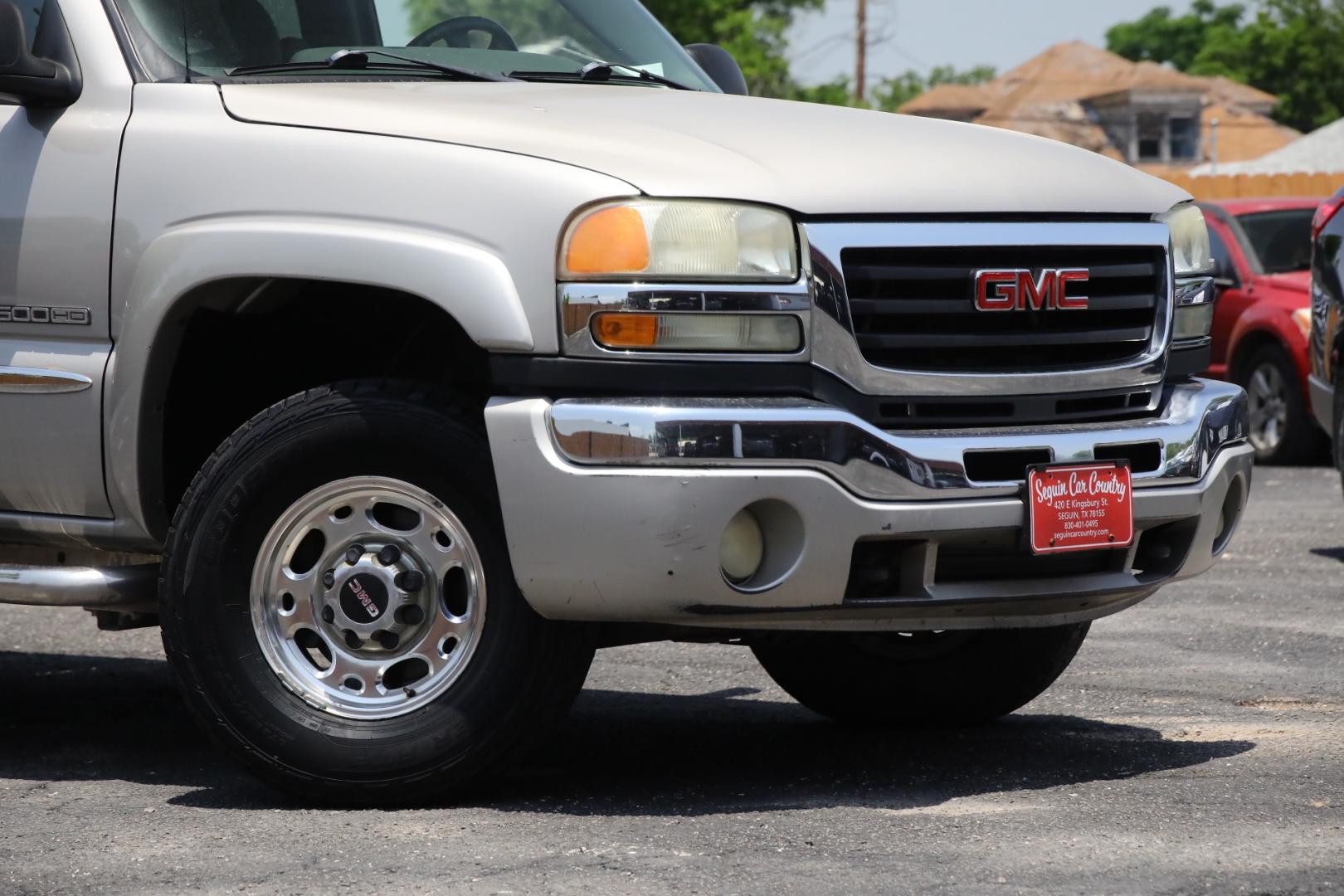 2004 SILVER GMC SIERRA 2500HD SLT Ext. Cab Short Bed 2WD (1GTHC29U64E) with an 6.0L V8 OHV 16V engine, 4-SPEED AUTOMATIC OR 5-SPEED AUTOMATIC OR 6-SP transmission, located at 420 E. Kingsbury St., Seguin, TX, 78155, (830) 401-0495, 29.581060, -97.961647 - Photo#2